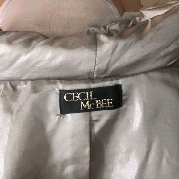 BNWOT Gorgeous Fur Coat with hood - Picture 2 of 5